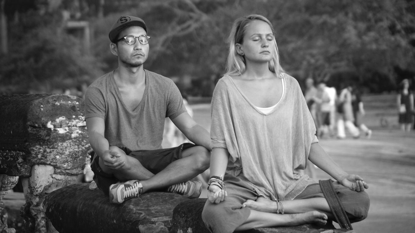 wie meditiert man Achtsamkeit Entspannung Stress Gesundheit Meditation Technik Meditieren lernen